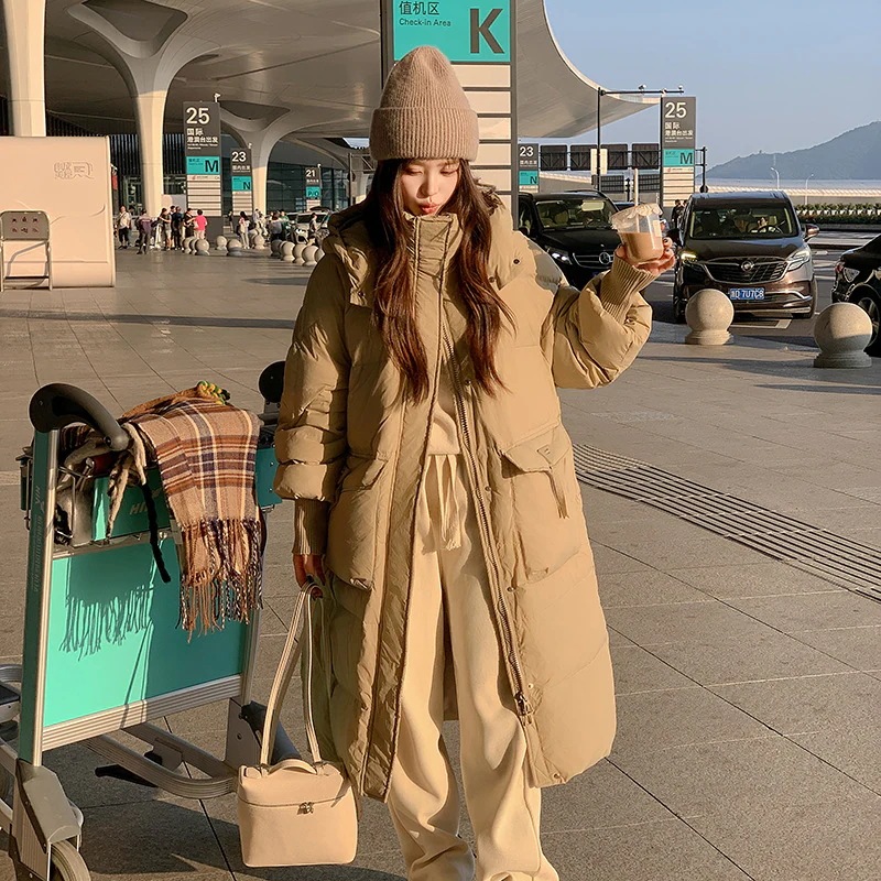 綿服の女性は膝を越えて長い2024冬の新型韓国版の厚いコートと帽子の大きなポケットの綿服の女性の綿入れが湿っている
