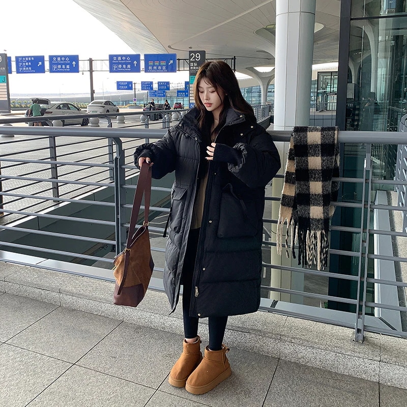 綿服の女性は膝を越えて長い2024冬の新型韓国版の厚いコートと帽子の大きなポケットの綿服の女性の綿入れが湿っている