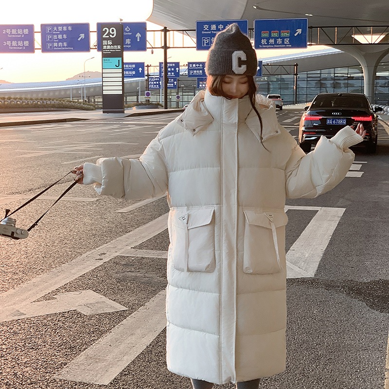 綿服の女性は膝を越えて長い2024冬の新型韓国版の厚いコートと帽子の大きなポケットの綿服の女性の綿入れが湿っている