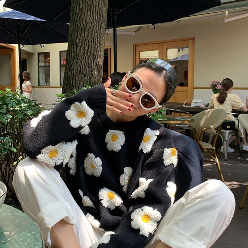 10/30！クーポンで3,400円 セーター レディース デイジー柄 花柄 ニット トップス 長袖 クルーネック 体型カバー オーバーサイズ 暖かい パフスリーブ ボリューム袖 チクチクしない フェミ