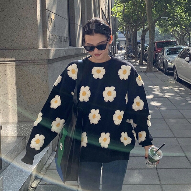 10/30！クーポンで3,400円 セーター レディース デイジー柄 花柄 ニット トップス 長袖 クルーネック 体型カバー オーバーサイズ 暖かい パフスリーブ ボリューム袖 チクチクしない フェミ