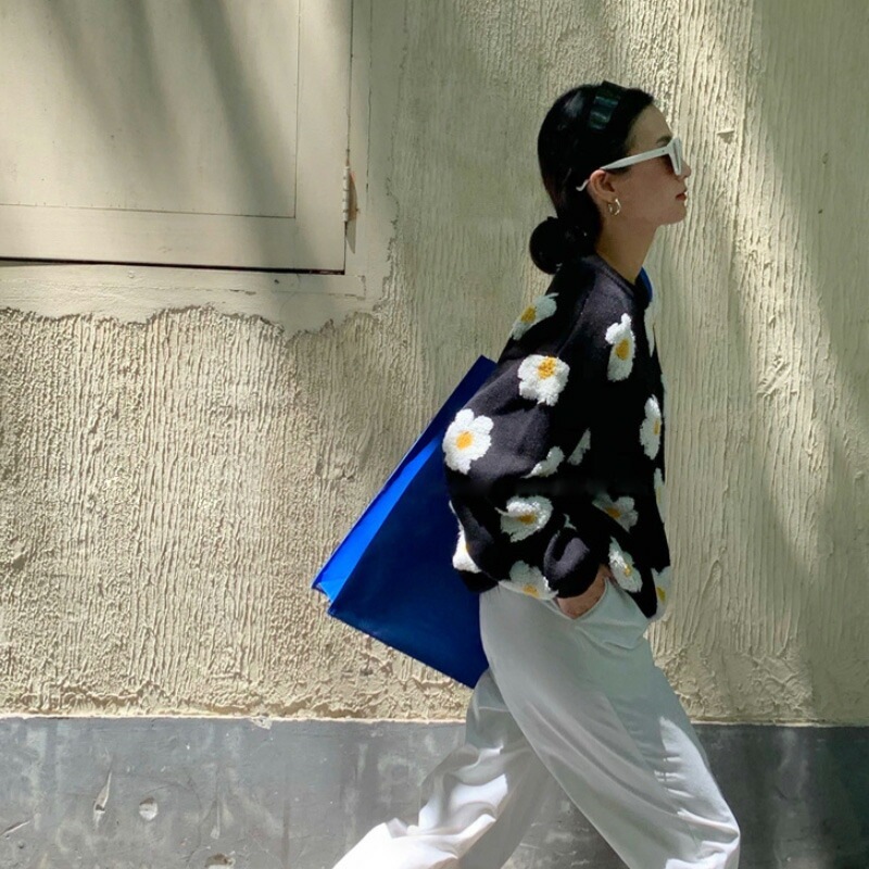 10/30！クーポンで3,400円 セーター レディース デイジー柄 花柄 ニット トップス 長袖 クルーネック 体型カバー オーバーサイズ 暖かい パフスリーブ ボリューム袖 チクチクしない フェミ