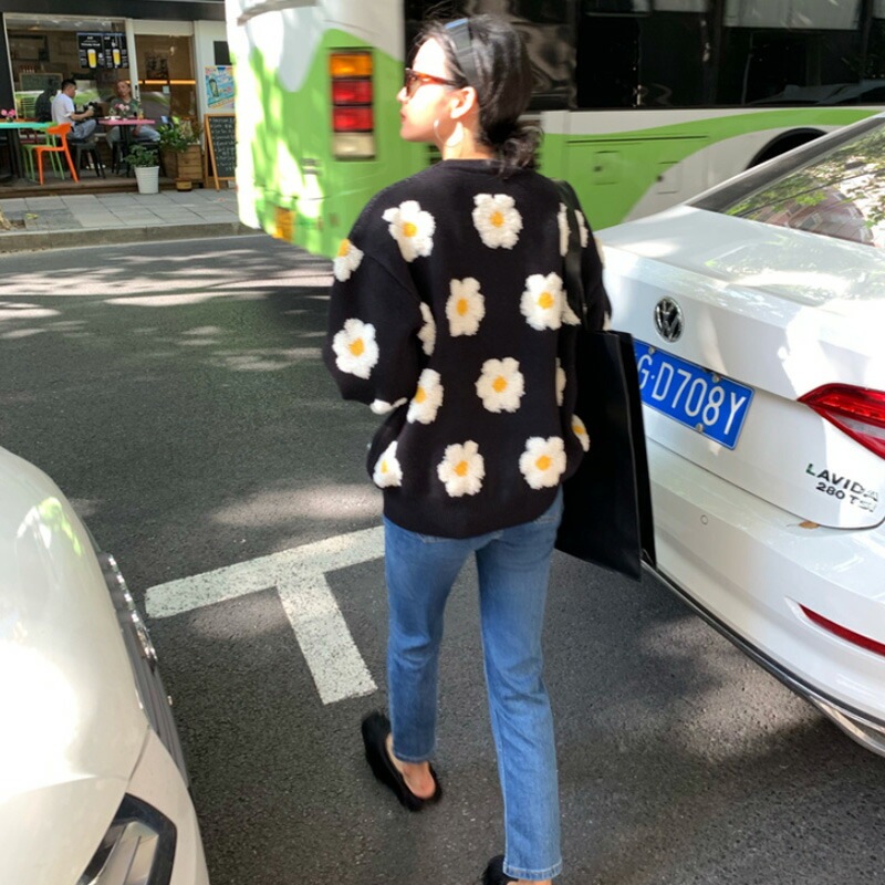 10/30！クーポンで3,400円 セーター レディース デイジー柄 花柄 ニット トップス 長袖 クルーネック 体型カバー オーバーサイズ 暖かい パフスリーブ ボリューム袖 チクチクしない フェミ