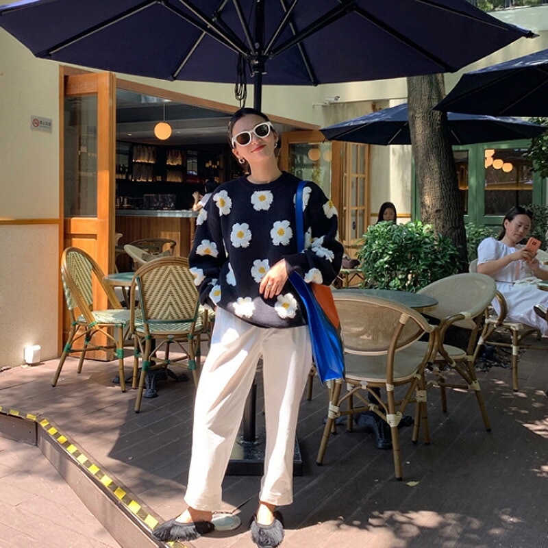 10/30！クーポンで3,400円 セーター レディース デイジー柄 花柄 ニット トップス 長袖 クルーネック 体型カバー オーバーサイズ 暖かい パフスリーブ ボリューム袖 チクチクしない フェミ