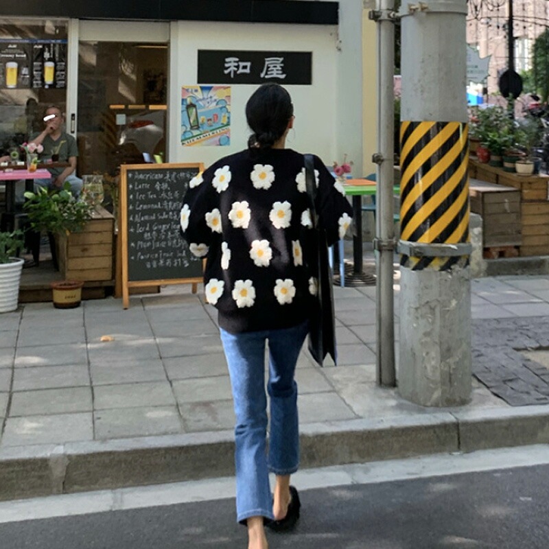 10/30！クーポンで3,400円 セーター レディース デイジー柄 花柄 ニット トップス 長袖 クルーネック 体型カバー オーバーサイズ 暖かい パフスリーブ ボリューム袖 チクチクしない フェミ