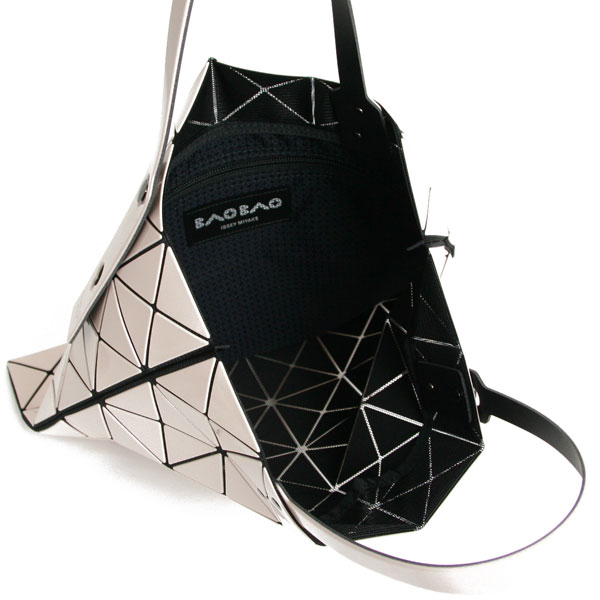 バオバオ BAO BAO ISSEY MIYAKE 【LUCENT BASIC / 6×6】 トートバッグ SHINY BEIGE (ベージュ) BB AG053 40 バオバオ BAO BAO ISSEY MIYAKE 【LUCENT BASIC / 6×6】 トートバッグ SHINY BEIGE (ベージュ) BB AG053 40