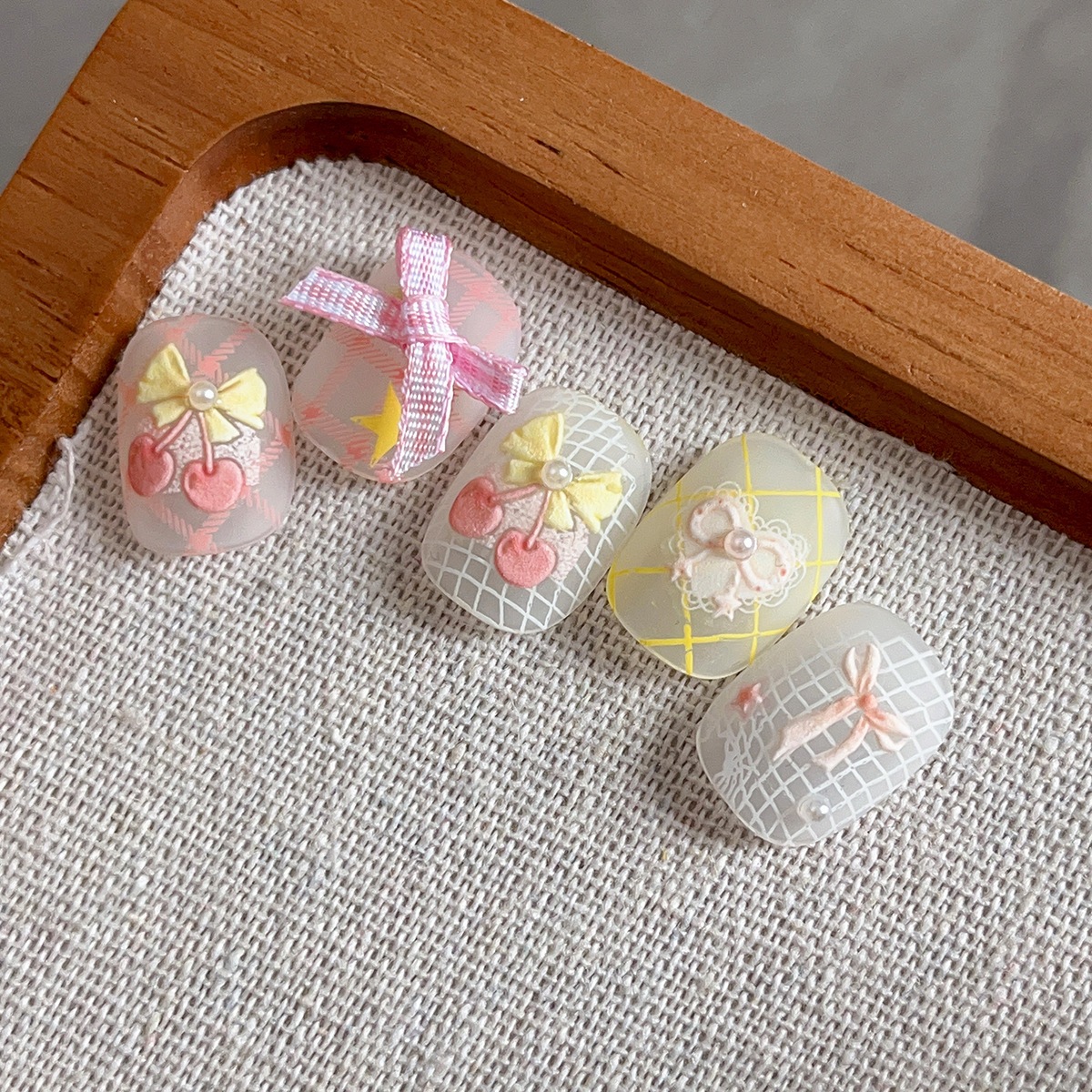 【1点ご購入 で10点プレゼントいたします】エンボスチェリーリボンネイルシール甘いハートの星飾りシール