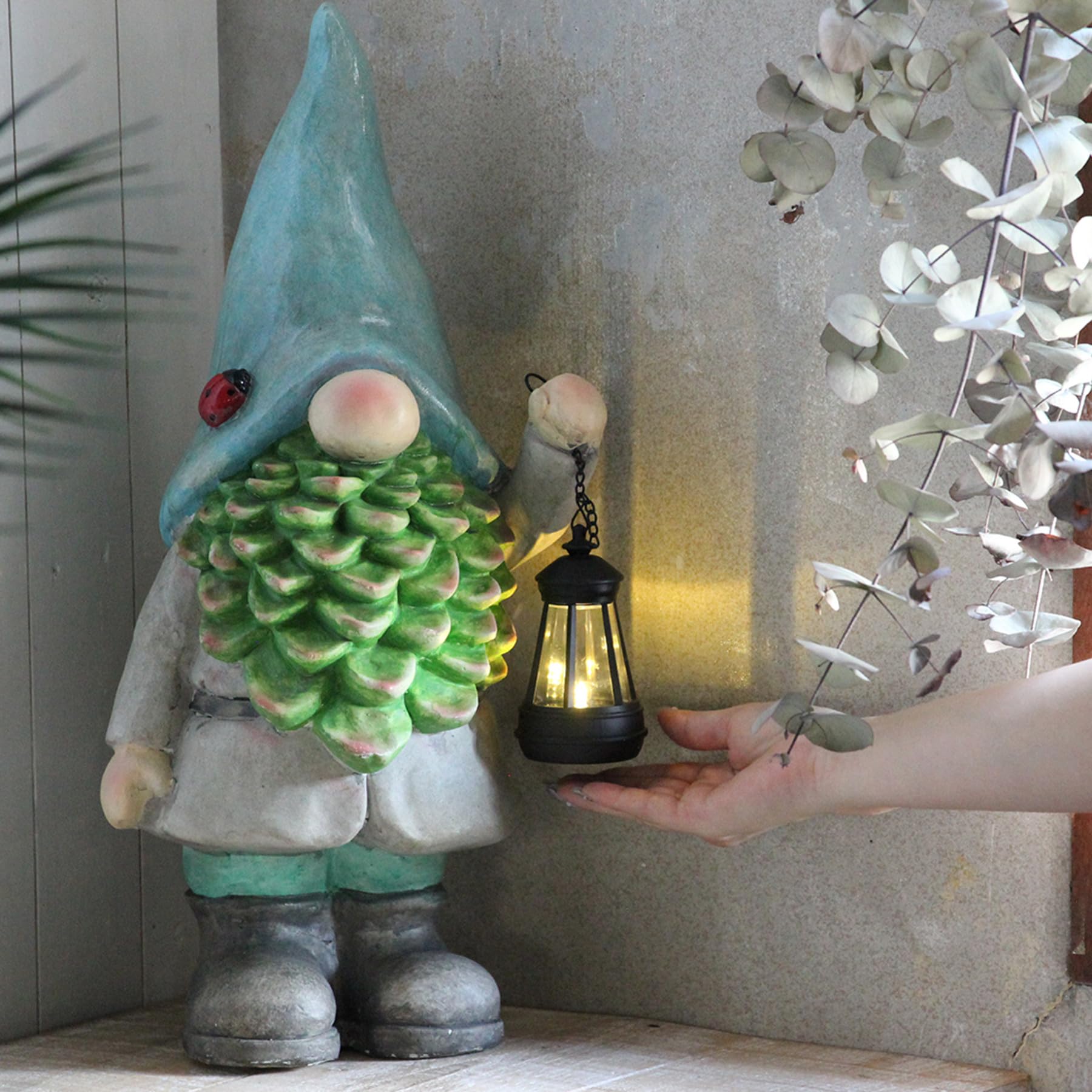 スパイス(Spice) SPICE OF LIFE 光るオブジェ ガーデンノーム ソーラーライトランタンを持ったノーム テントウムシハット 高さ50cm ソーラー充電 屋外可 CNGT5490 スパイス(Spice) SPICE OF LIFE 光るオブジェ ガーデンノーム ソーラーライトランタンを持ったノーム テントウムシハット 高さ50cm ソーラー充電 屋外可 CNGT5490