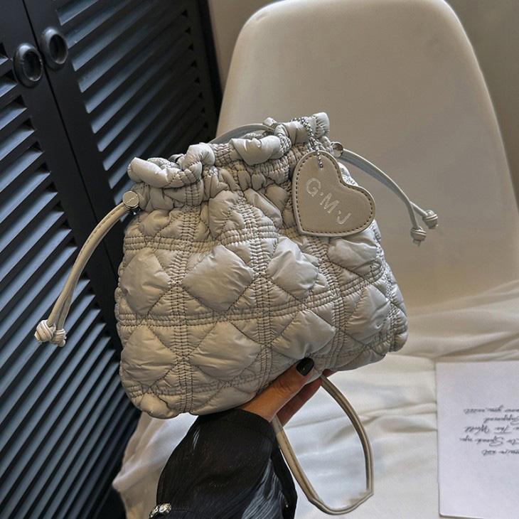 【期間限定】ショルダーバッグ キルティング 巾着 ハートチャーム かわいい 大人ガーリー お出かけ 2024秋冬新作【akb409-024】【予約販売:15-20日】宅込 【期間限定】ショルダーバッグ キルティング 巾着 ハートチャーム かわいい 大人ガーリー お出かけ 2024秋冬新作【akb409-024】【予約販売:15-20日】宅込