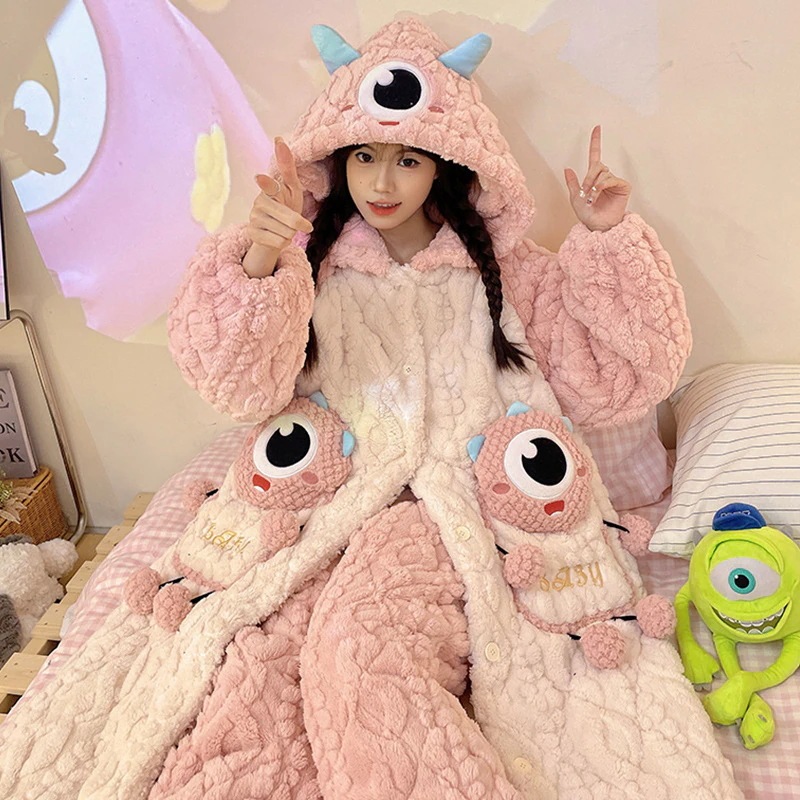 サンゴの絨毯の寝衣の女性の新型の3層は綿とベルベットを挟んで厚い冬のバスローブのパジャマの大きな目の奇妙な家庭服を着ている