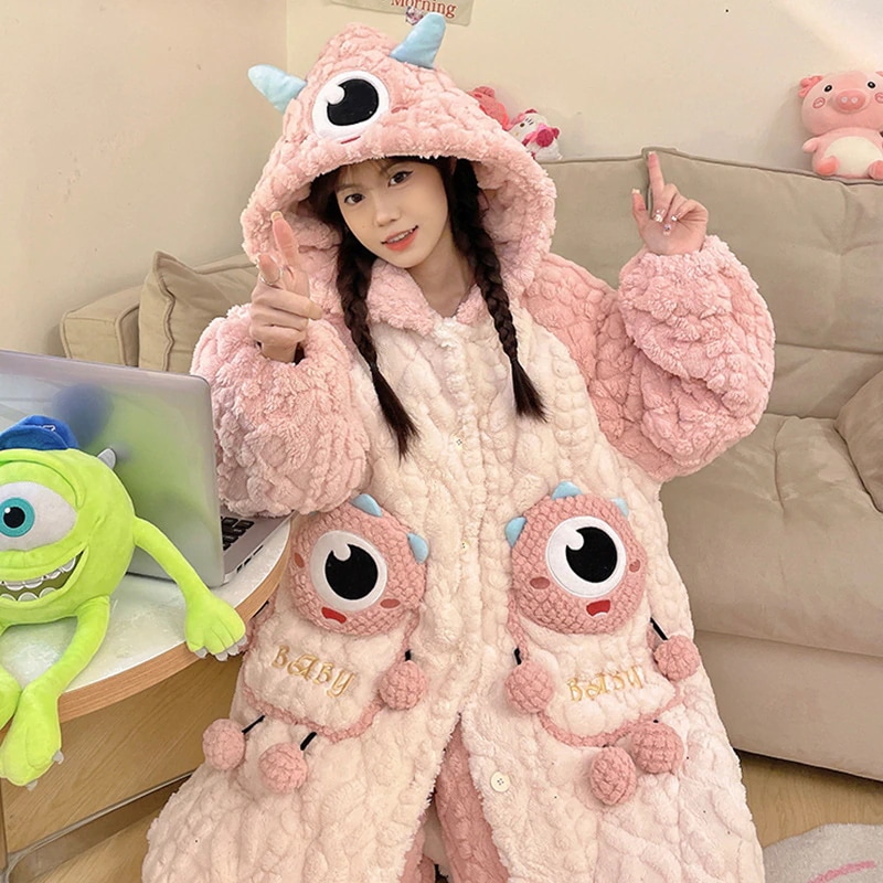 サンゴの絨毯の寝衣の女性の新型の3層は綿とベルベットを挟んで厚い冬のバスローブのパジャマの大きな目の奇妙な家庭服を着ている