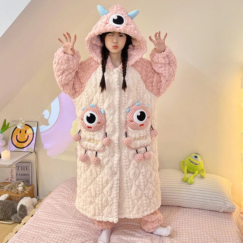 サンゴの絨毯の寝衣の女性の新型の3層は綿とベルベットを挟んで厚い冬のバスローブのパジャマの大きな目の奇妙な家庭服を着ている