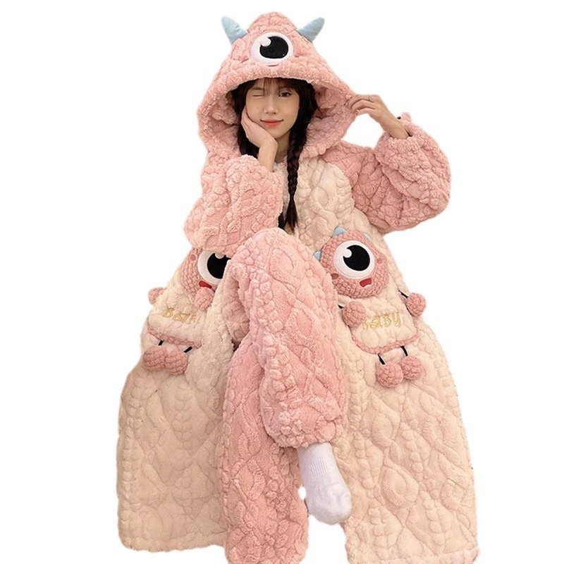 サンゴの絨毯の寝衣の女性の新型の3層は綿とベルベットを挟んで厚い冬のバスローブのパジャマの大きな目の奇妙な家庭服を着ている