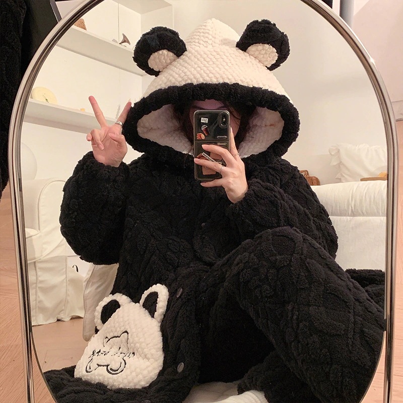 サンゴの絨毯の寝衣の女性の新型の3層は綿とベルベットを挟んで厚い冬のバスローブのパジャマの大きな目の奇妙な家庭服を着ている