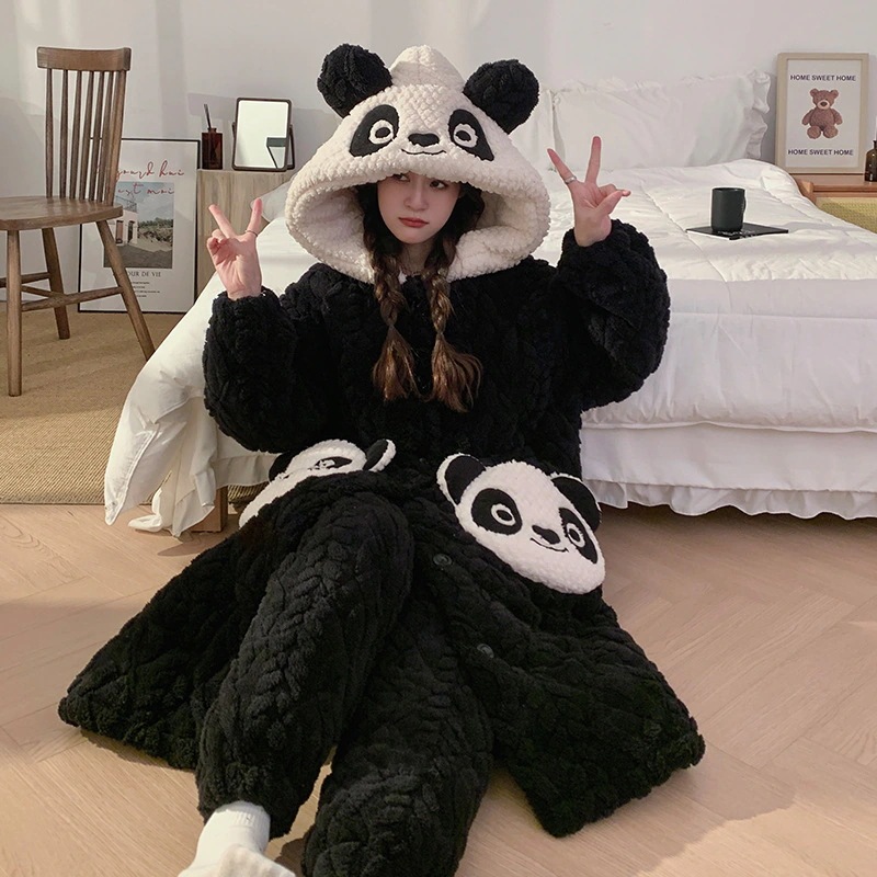 サンゴの絨毯の寝衣の女性の新型の3層は綿とベルベットを挟んで厚い冬のバスローブのパジャマの大きな目の奇妙な家庭服を着ている