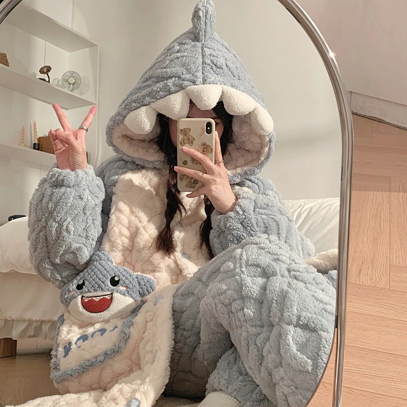 サンゴの絨毯の寝衣の女性の新型の3層は綿とベルベットを挟んで厚い冬のバスローブのパジャマの大きな目の奇妙な家庭服を着ている