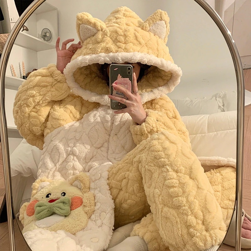 サンゴの絨毯の寝衣の女性の新型の3層は綿とベルベットを挟んで厚い冬のバスローブのパジャマの大きな目の奇妙な家庭服を着ている