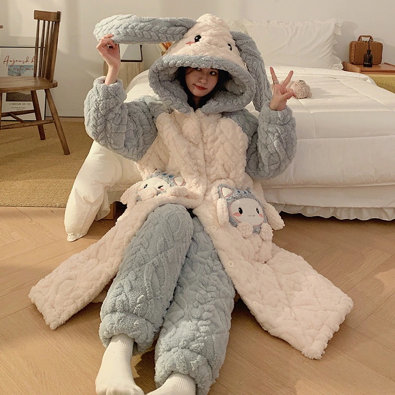 サンゴの絨毯の寝衣の女性の新型の3層は綿とベルベットを挟んで厚い冬のバスローブのパジャマの大きな目の奇妙な家庭服を着ている