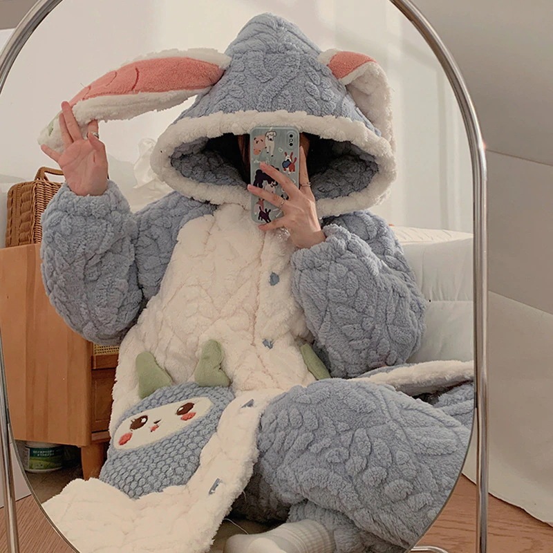 サンゴの絨毯の寝衣の女性の新型の3層は綿とベルベットを挟んで厚い冬のバスローブのパジャマの大きな目の奇妙な家庭服を着ている