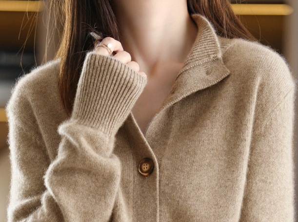 レディース トップス カーディガン ニットカーディガン 長袖 袖あり 襟なし スタンドカラー 前開き ボタン 中厚手 ニット かわいい 大人可愛い シンプル カジュアル おしゃれ こなれ感 ラフ 無地