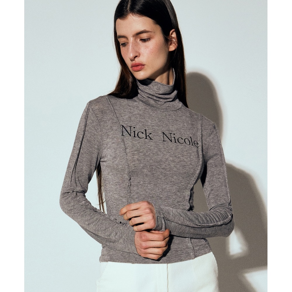 ニック&ニコールニコールピンタックラインタートルネックトップ_グレー ニック&ニコールニコールピンタックラインタートルネックトップ_グレー