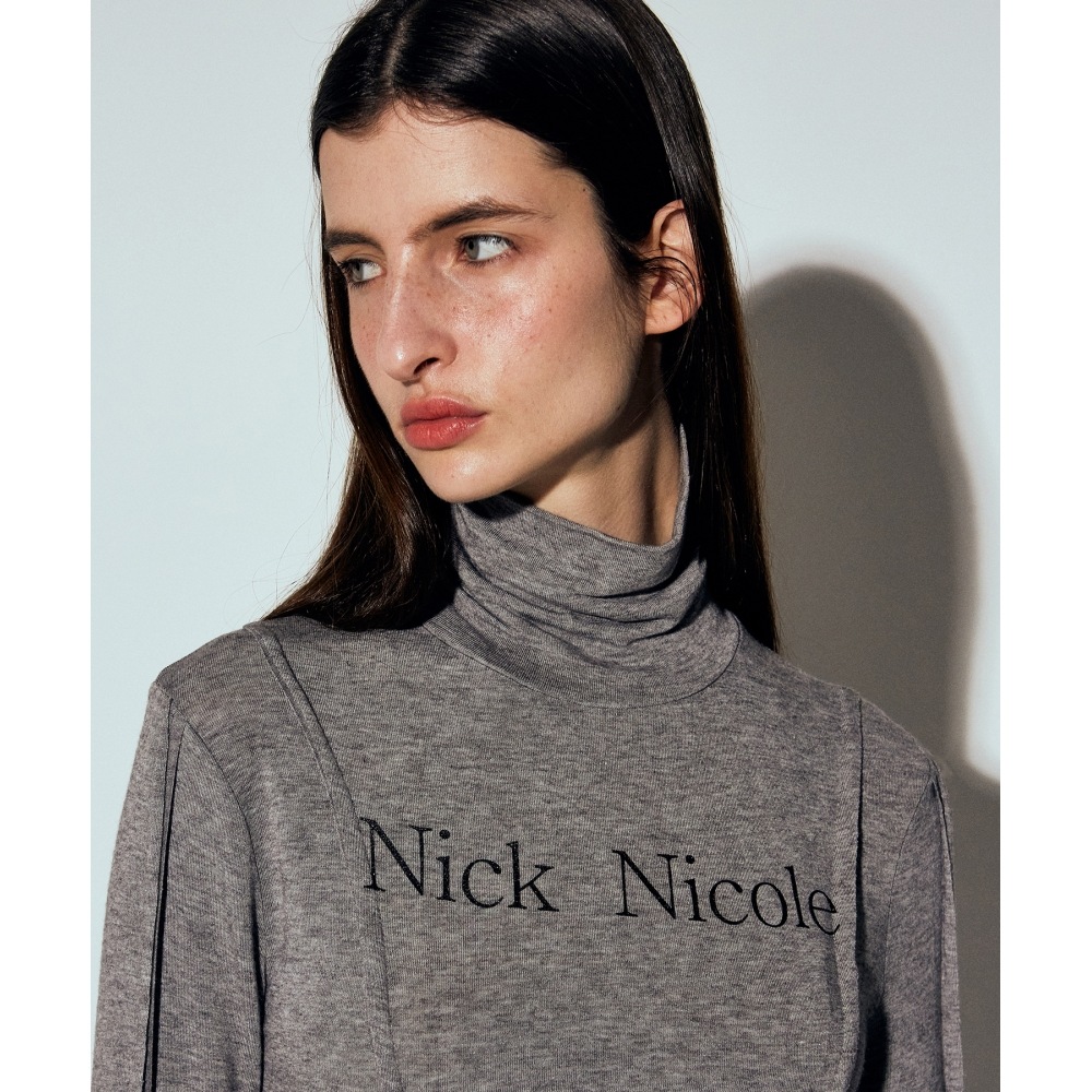 ニック&ニコールニコールピンタックラインタートルネックトップ_グレー ニック&ニコールニコールピンタックラインタートルネックトップ_グレー