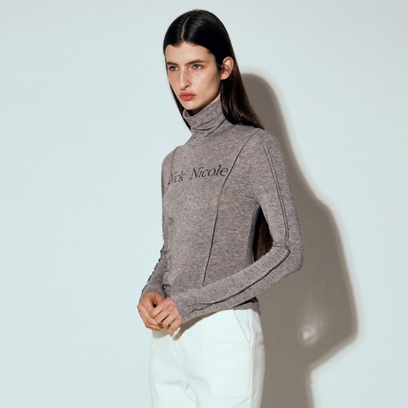 ニック&ニコールニコールピンタックラインタートルネックトップ_グレー ニック&ニコールニコールピンタックラインタートルネックトップ_グレー