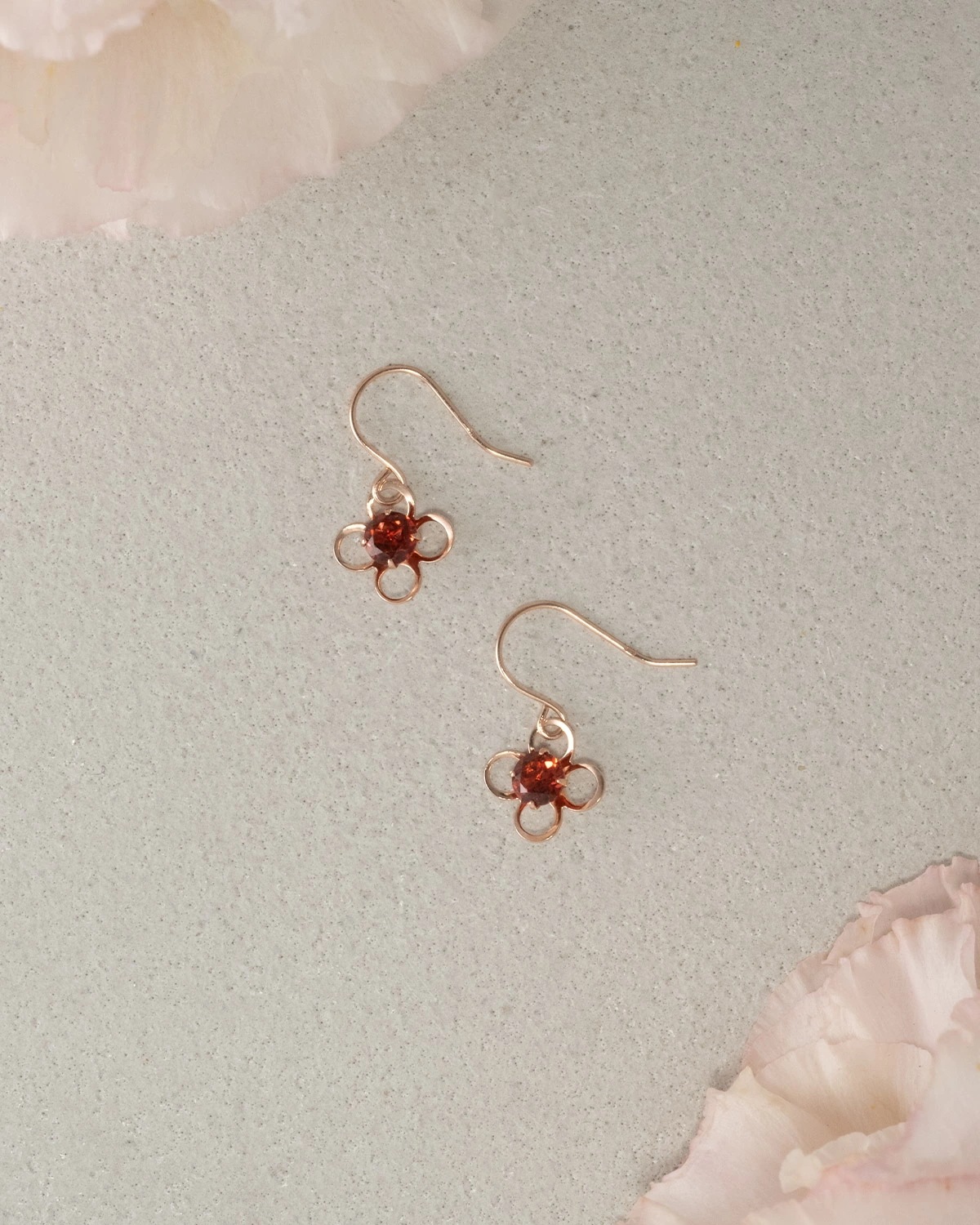 揺れてかわいい お花 ガーネット ピアス K10 華奢 ゴールド ロードライトガーネット 誕生石 1月 揺れてかわいい お花 ガーネット ピアス K10 華奢 ゴールド ロードライトガーネット 誕生石 1月