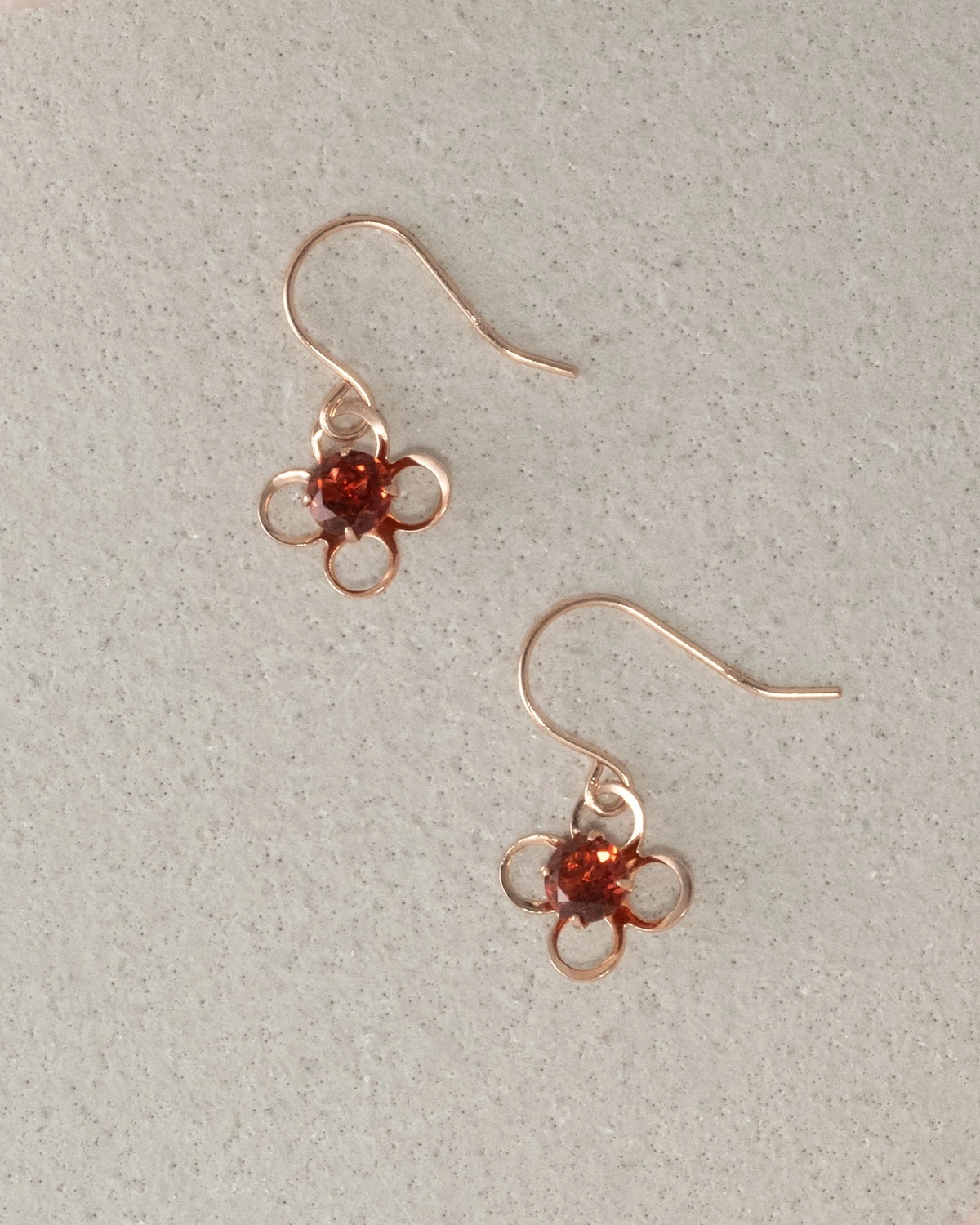 揺れてかわいい お花 ガーネット ピアス K10 華奢 ゴールド ロードライトガーネット 誕生石 1月 揺れてかわいい お花 ガーネット ピアス K10 華奢 ゴールド ロードライトガーネット 誕生石 1月