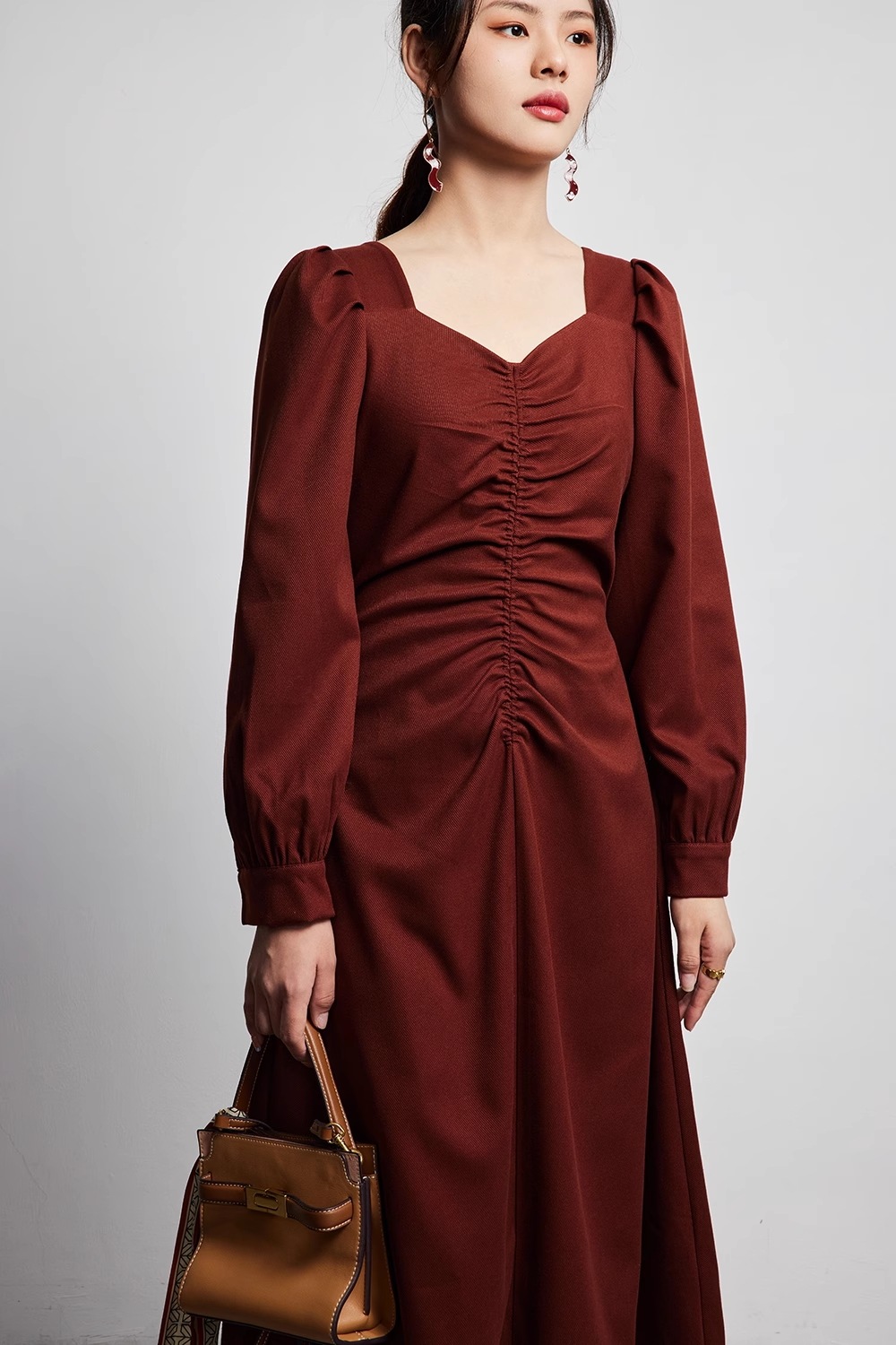 レトロ フランス 秋 デザイン 鎖骨 長袖 ドレス 個性的 ワンピース 袖あり 長袖 襟なし 大人可愛い きれいめ シンプル 大人 上品 おしゃれ お洒落 無地 秋 冬 10代 20代 30代 40代