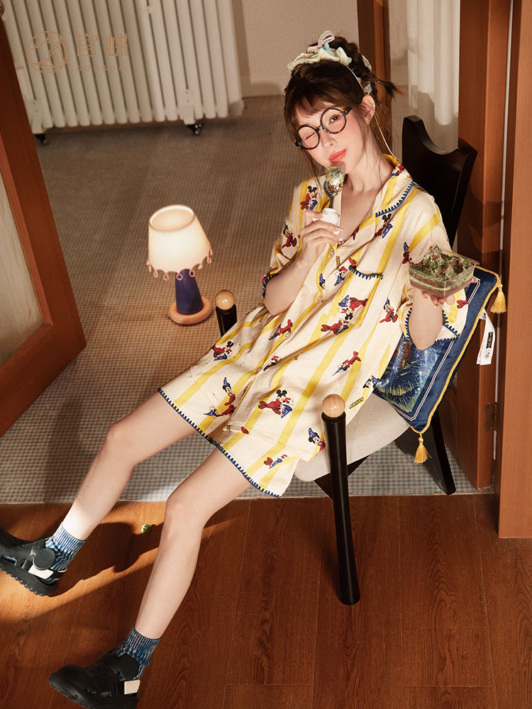 宮蝶【涼感タイプ】ミッキー夏パジャマ女性モーデル綿半袖ストライプホームウェアセット