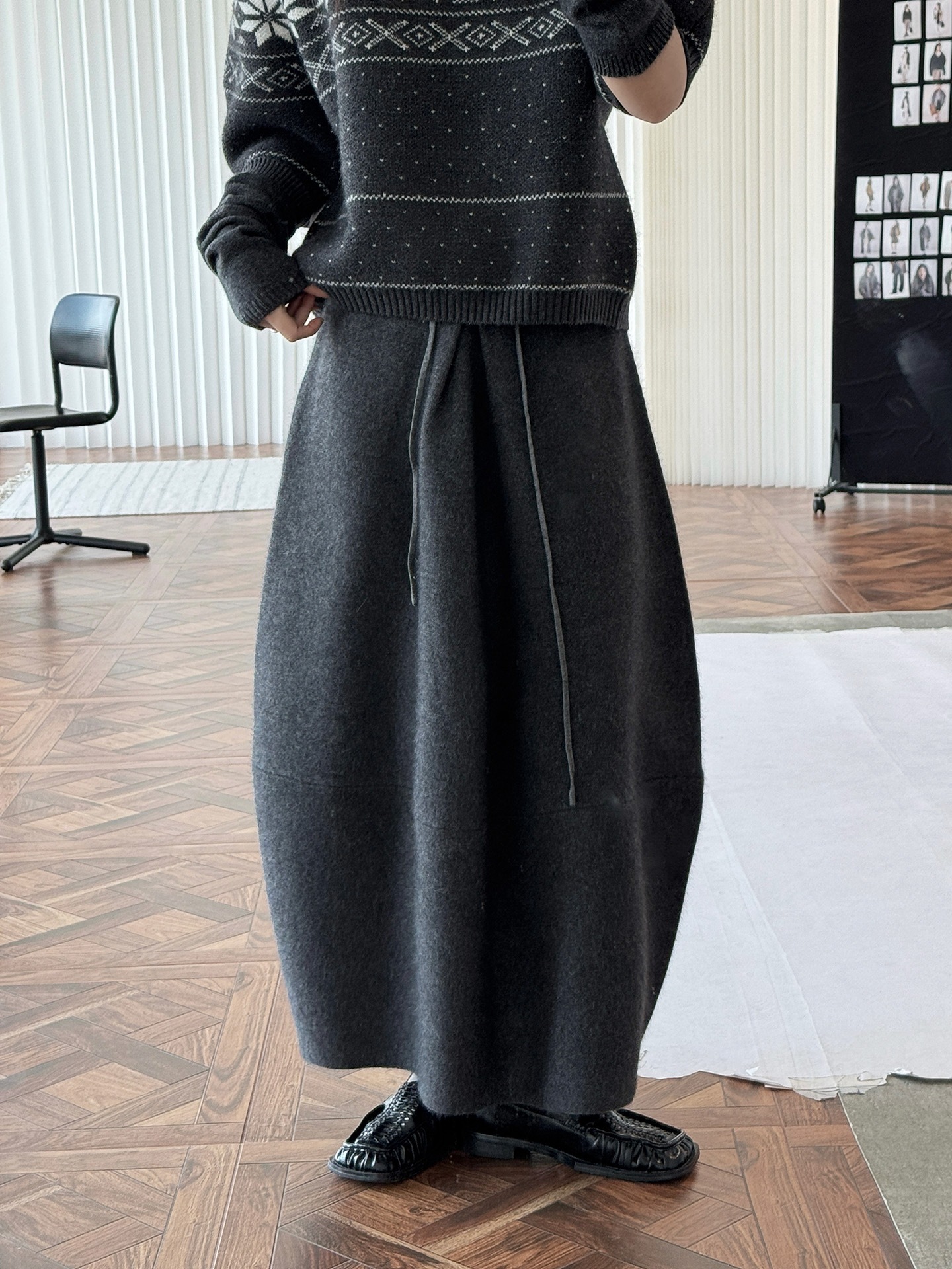 盧浮春の新作韓国版の流行文芸のつぼみのウールの半身のスカートの柔らかい繊細なカジュアルなロングスカートの女性 盧浮春の新作韓国版の流行文芸のつぼみのウールの半身のスカートの柔らかい繊細なカジュアルなロングスカートの女性