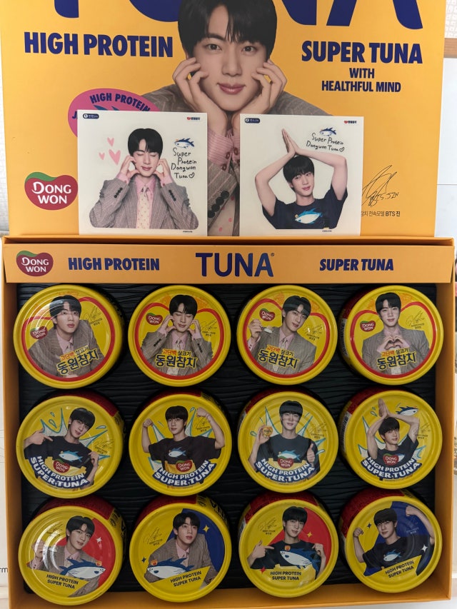 [BTS JIN] Super Tuna / BTS ジン スーパー ツナ エディション ギフトセット (135g 12缶 全てジン スペシャル缶で構成 + スーパーシール2枚)