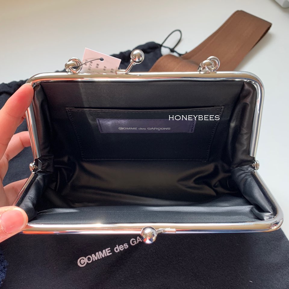 COMMEdesGARCONS 青山限定 丸形 レザークリップバッグ クラッチ COMMEdesGARCONS 青山限定 丸形 レザークリップバッグ クラッチ