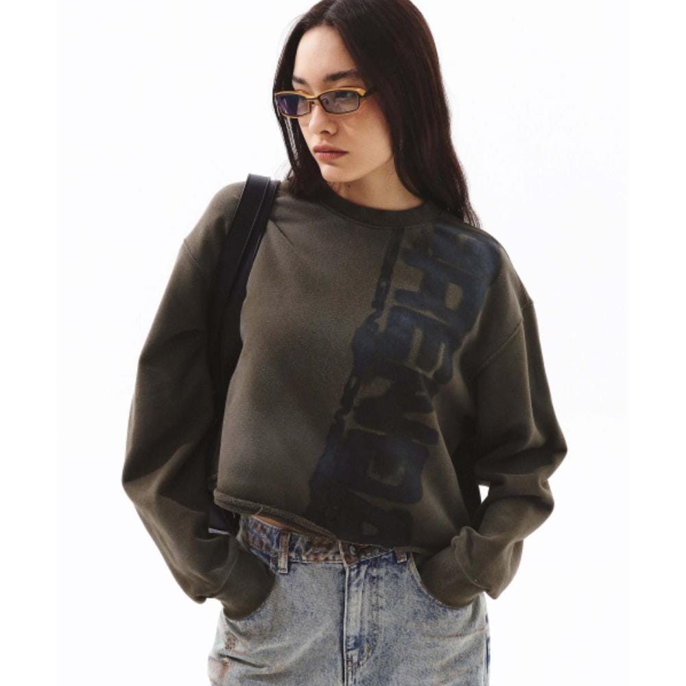 PRENDA SMUDGED LOGO CROP SWEATSHIRT KHAKI PRTFSSCR06WK3 PRENDA SMUDGED LOGO CROP SWEATSHIRT KHAKI PRTFSSCR06WK3