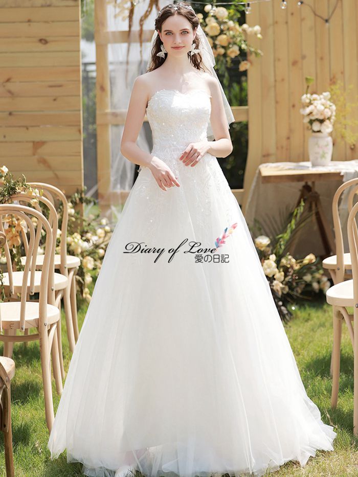 花園で幸せそうに踊る花嫁その軽やかな足取りに心弾む スレンダードレス ファスナー人気の袖付 花園で幸せそうに踊る花嫁その軽やかな足取りに心弾む スレンダードレス ファスナー人気の袖付