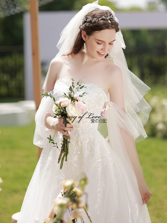 花園で幸せそうに踊る花嫁その軽やかな足取りに心弾む スレンダードレス ファスナー人気の袖付 花園で幸せそうに踊る花嫁その軽やかな足取りに心弾む スレンダードレス ファスナー人気の袖付