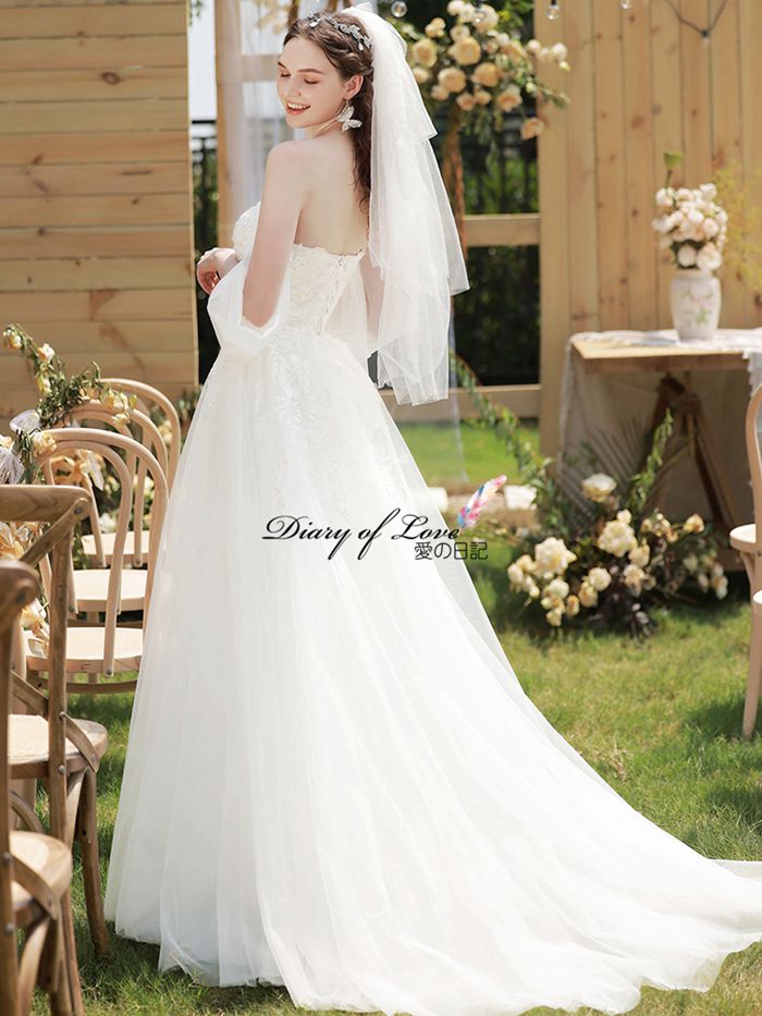 花園で幸せそうに踊る花嫁その軽やかな足取りに心弾む スレンダードレス ファスナー人気の袖付 花園で幸せそうに踊る花嫁その軽やかな足取りに心弾む スレンダードレス ファスナー人気の袖付