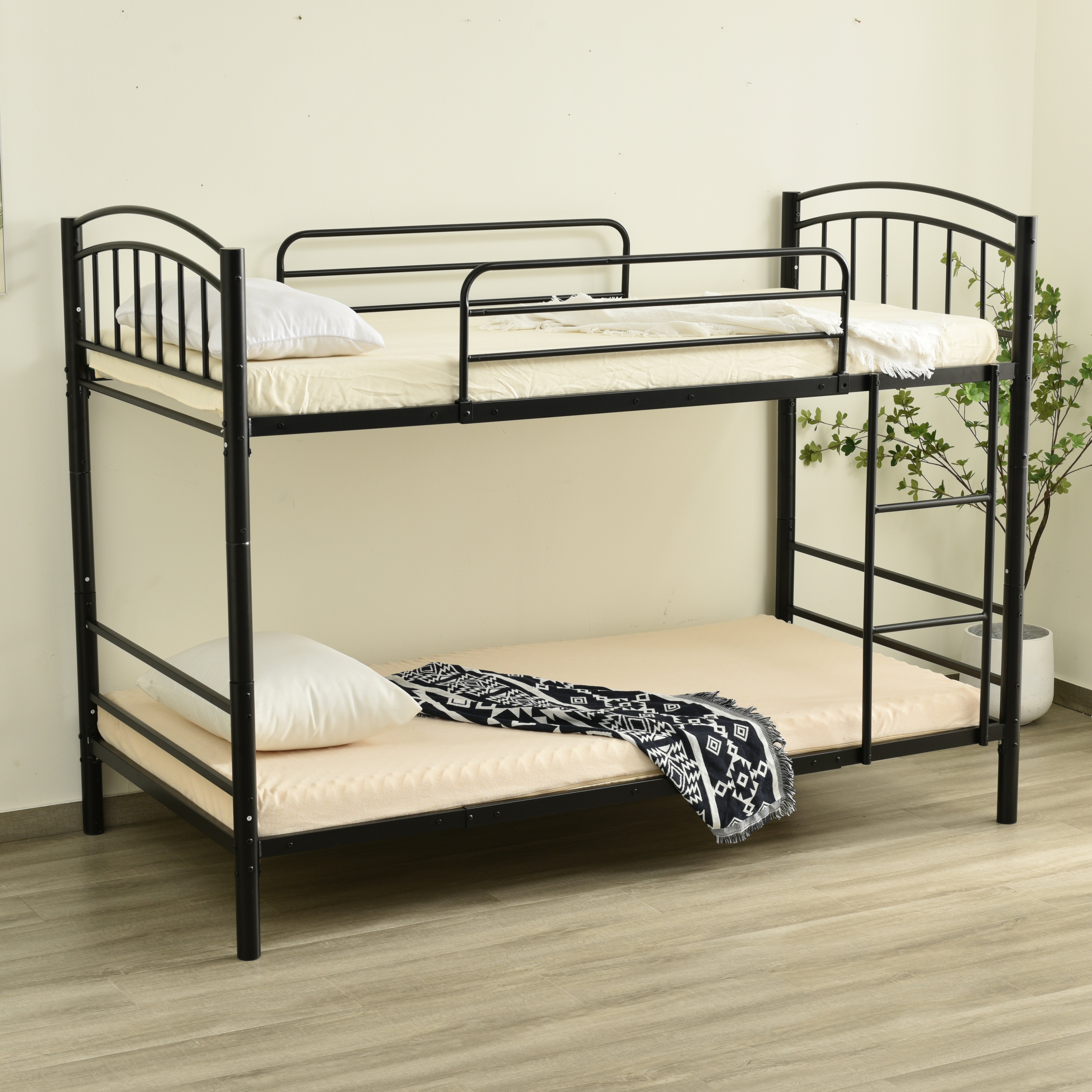 【国内出荷】【新作】【ブラック】三段ベッドチール 耐震 ベッド シングル 分離可能 パイプベッド パイプ 金属製 頑丈 垂直はしご 業務用 社員寮 学生寮