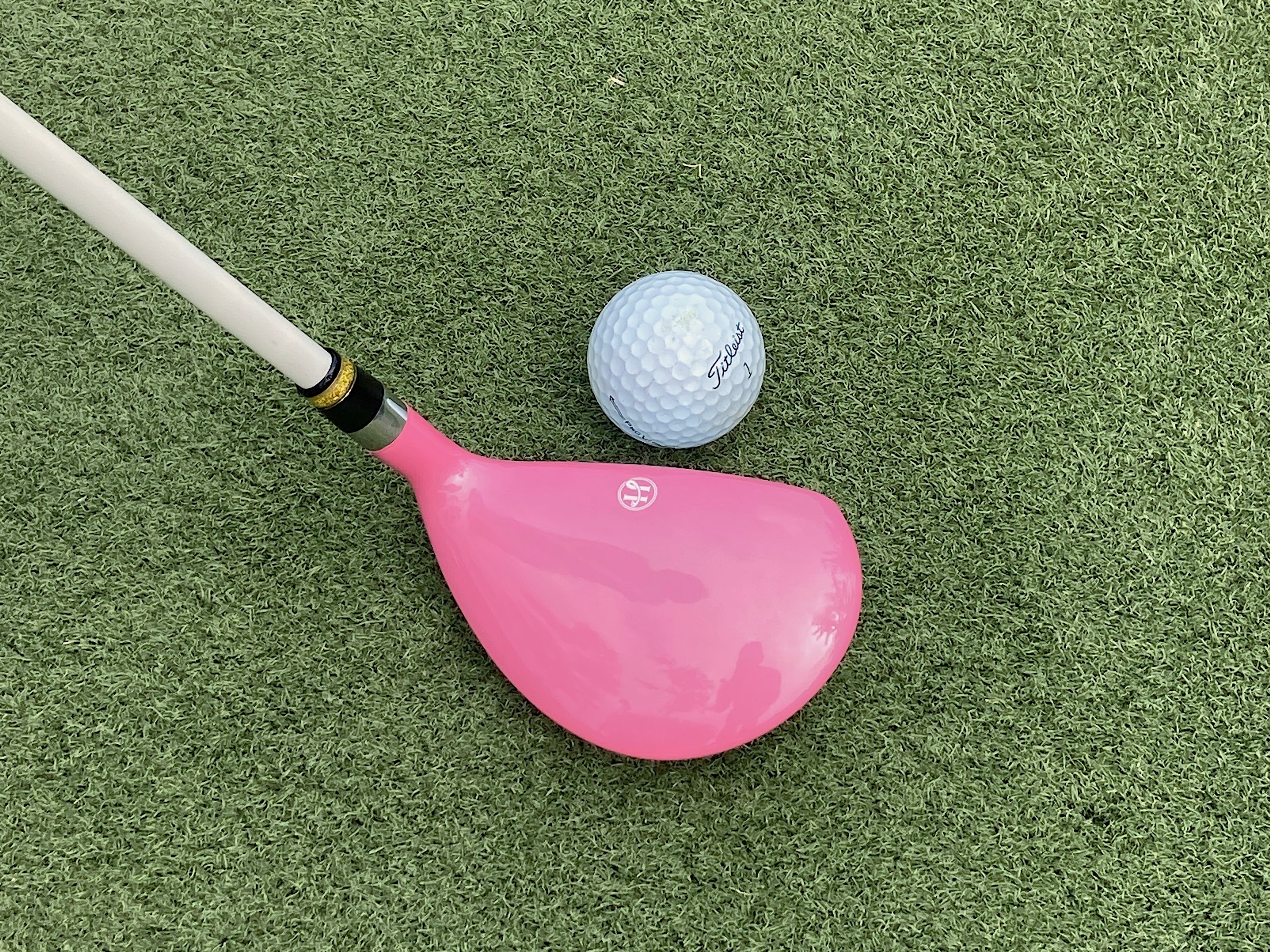 HURISS GOLF 韓国人気のクラブ　マンゴアイアン　飛距離上昇　カラフルなヘッド