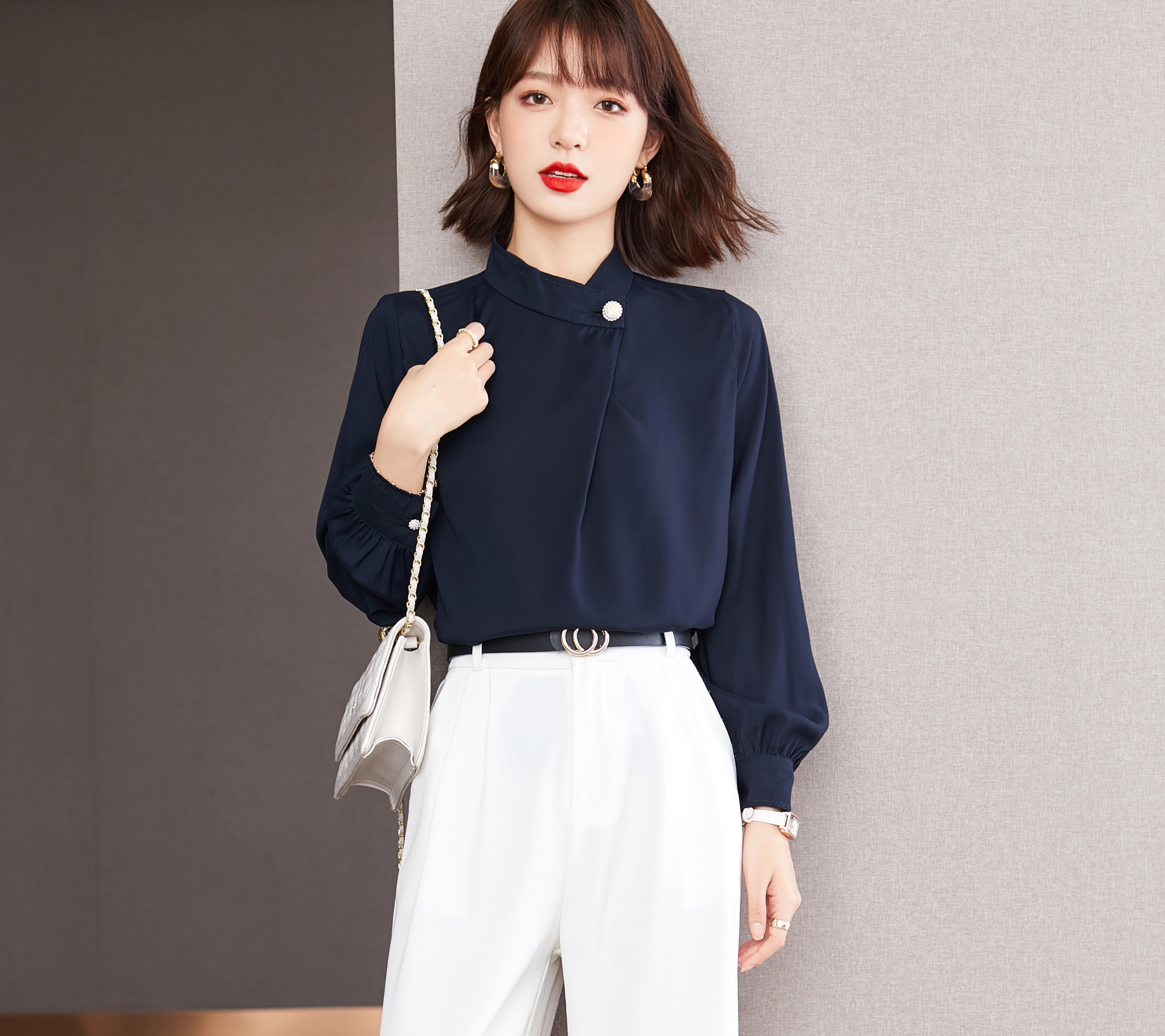 レディース トップス ブラウス 長袖 ハイネック かわいい 大人可愛い きれいめ シンプル 上品 おしゃれ かっこいい こなれ感 クール モード系 エレガント モダン 主役級 存在感 抜け感 都会的