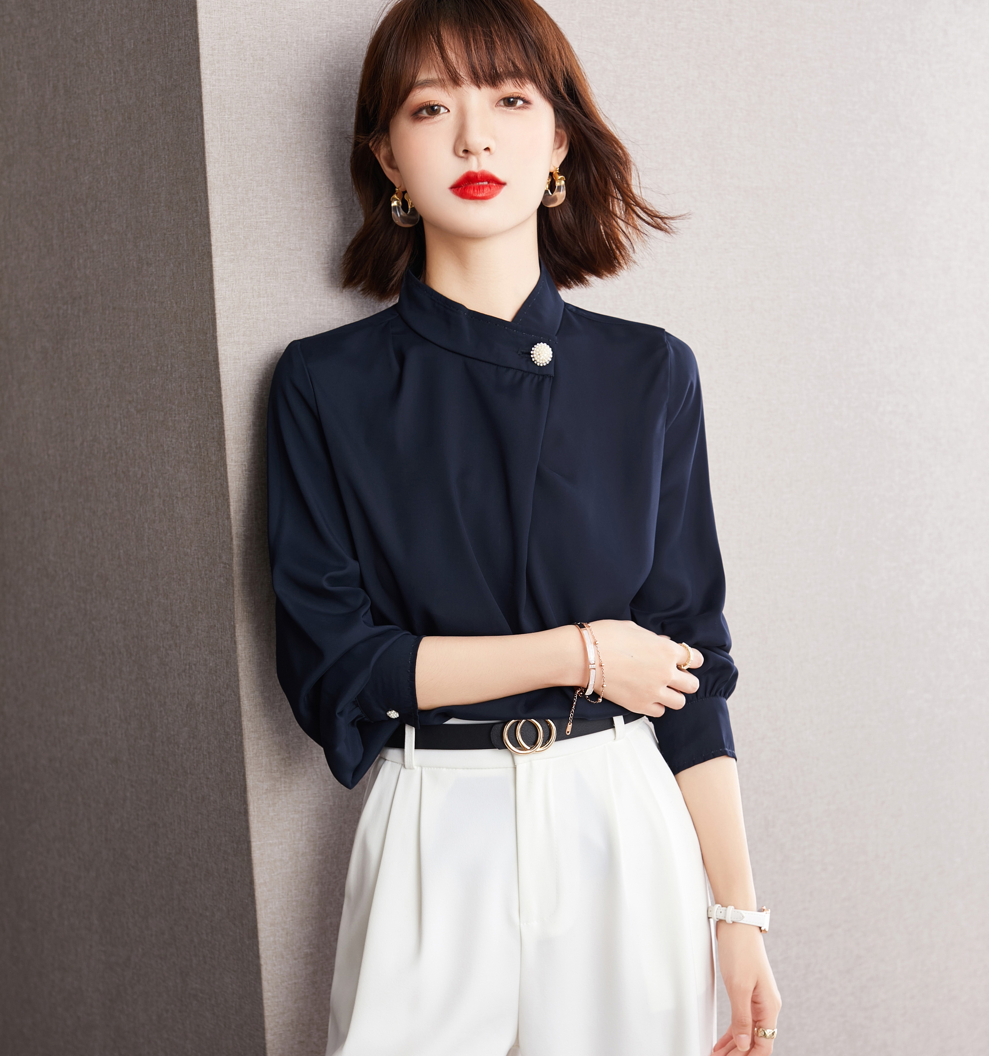 レディース トップス ブラウス 長袖 ハイネック かわいい 大人可愛い きれいめ シンプル 上品 おしゃれ かっこいい こなれ感 クール モード系 エレガント モダン 主役級 存在感 抜け感 都会的