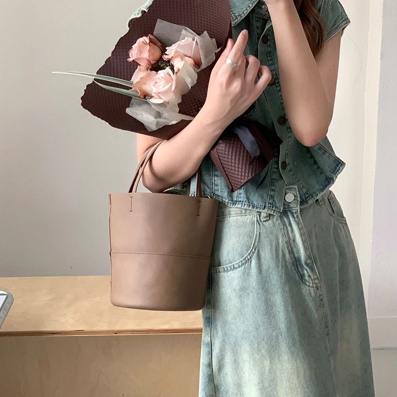 極シンプル本革ハンドバッグ女性2025春夏新作牛革バケツバッグ斜め掛け携帯バッグショルダーバッグ ショルダーバッグ