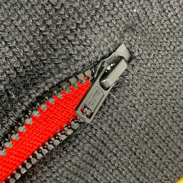 Qoo10] FENDI マフラー FXS124 モンスター バグ