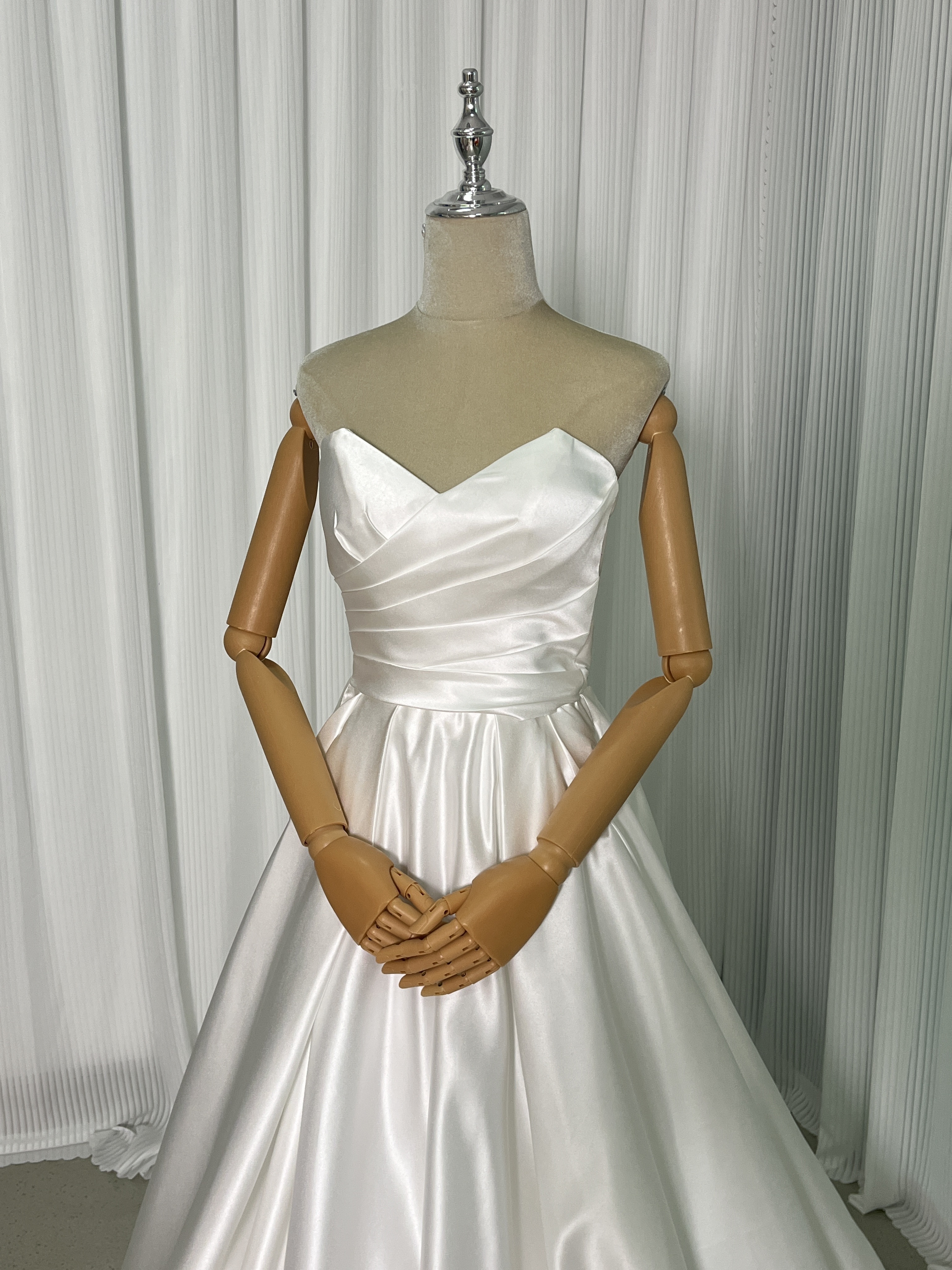 ウエディングドレス ベアトップ 光沢サテン スレンダーライン 編み上げ 前撮り ウエディングドレス ベアトップ 光沢サテン スレンダーライン 編み上げ 前撮り