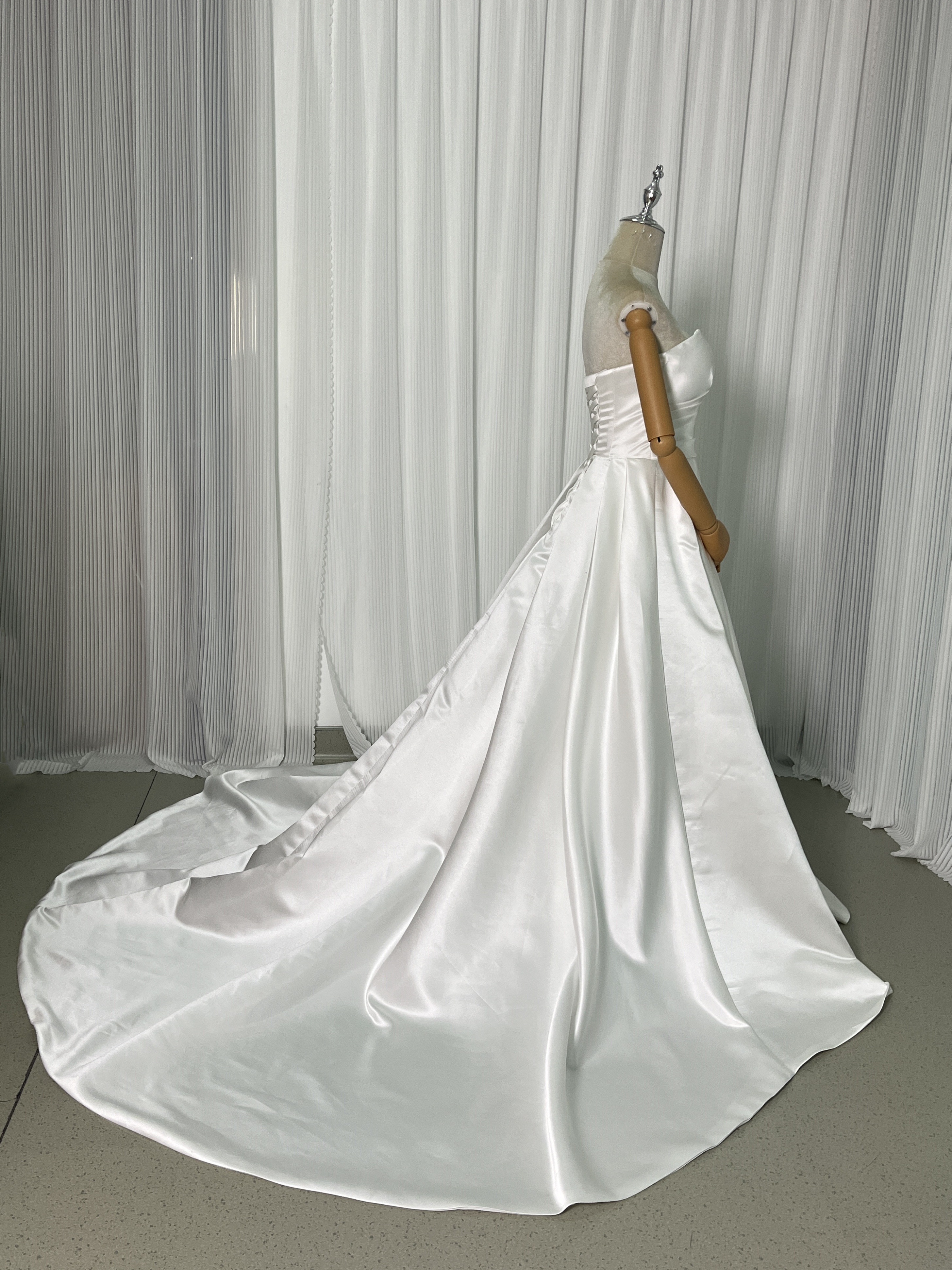 ウエディングドレス ベアトップ 光沢サテン スレンダーライン 編み上げ 前撮り ウエディングドレス ベアトップ 光沢サテン スレンダーライン 編み上げ 前撮り