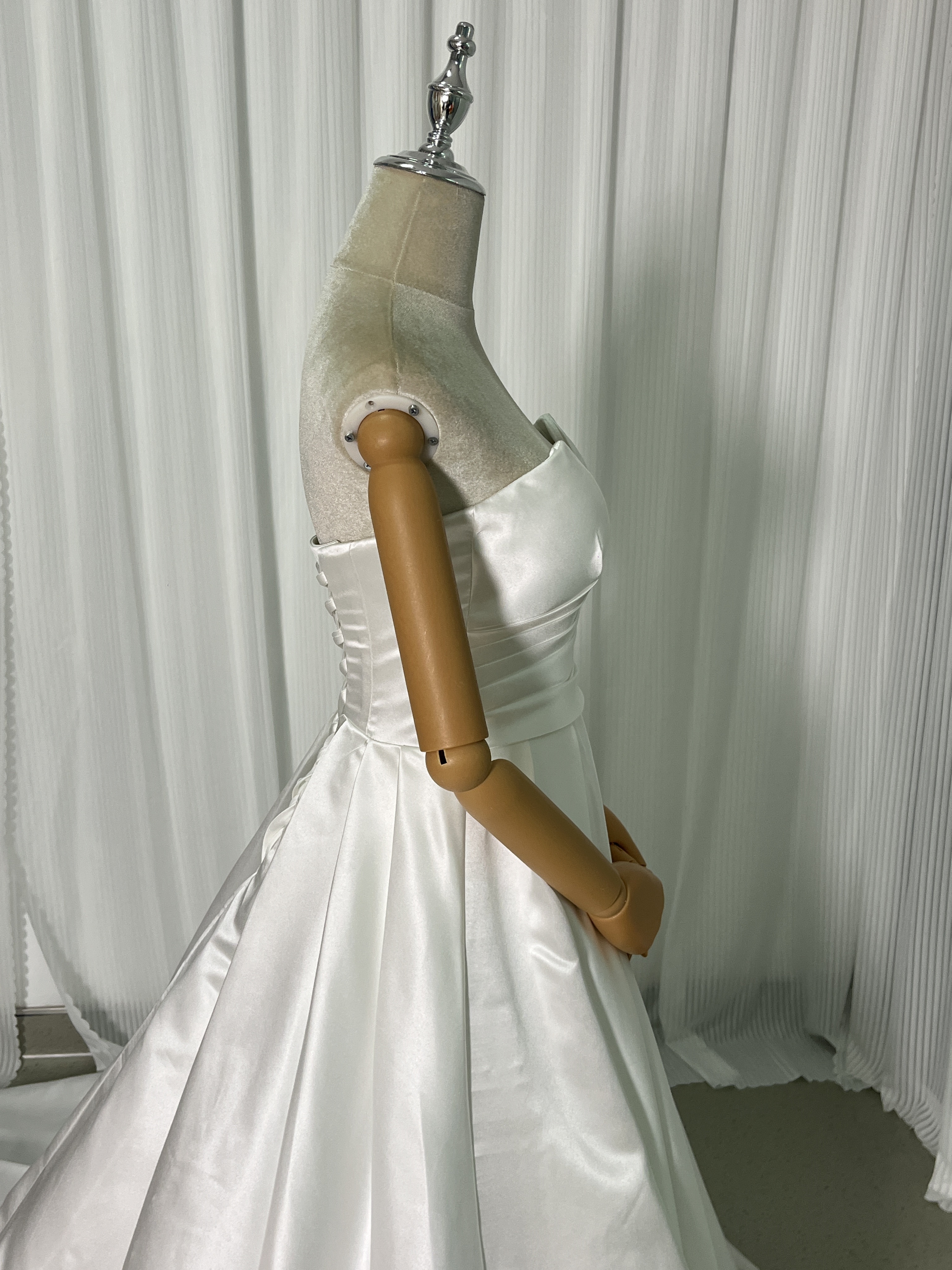 ウエディングドレス ベアトップ 光沢サテン スレンダーライン 編み上げ 前撮り ウエディングドレス ベアトップ 光沢サテン スレンダーライン 編み上げ 前撮り