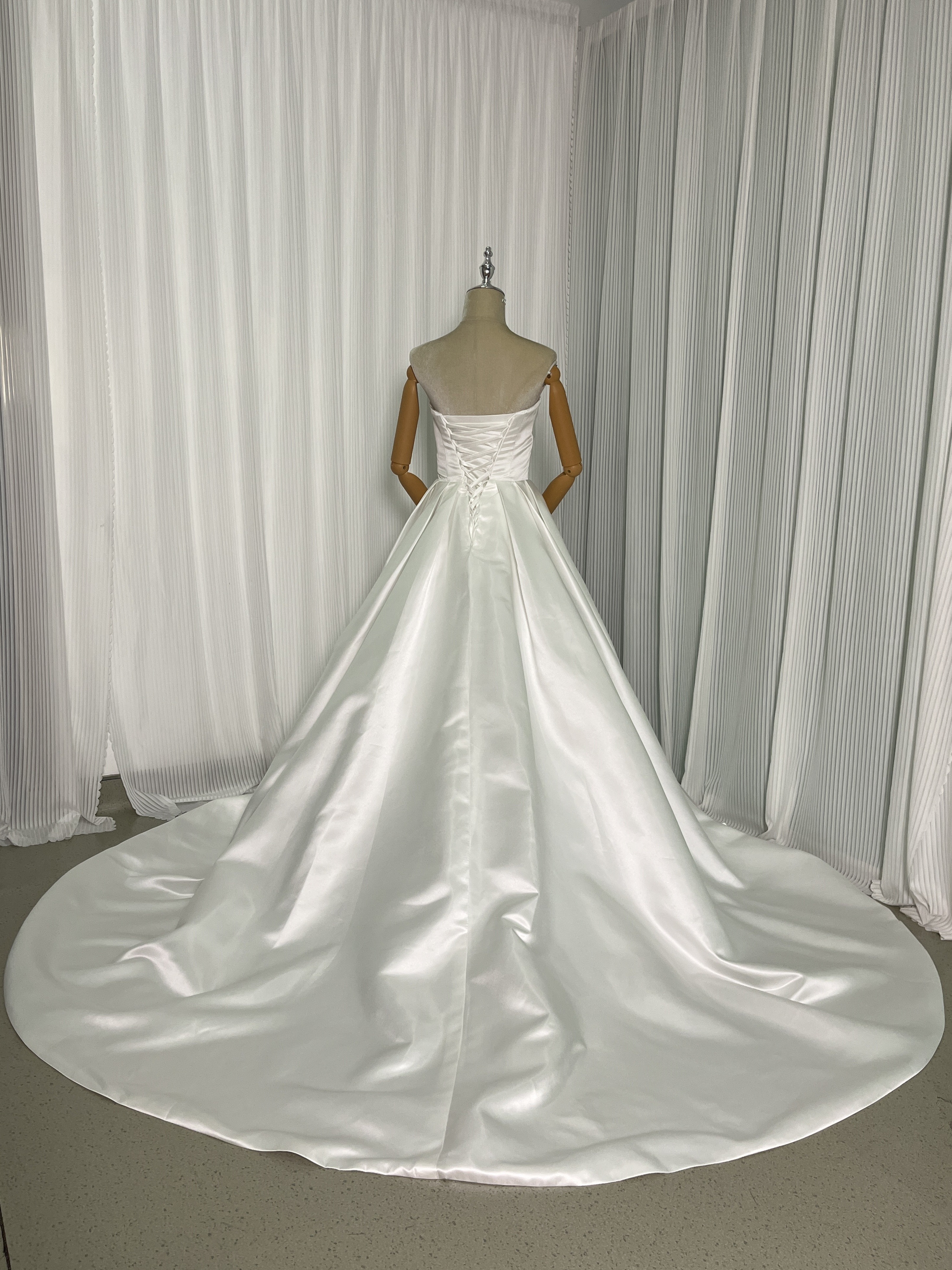 ウエディングドレス ベアトップ 光沢サテン スレンダーライン 編み上げ 前撮り ウエディングドレス ベアトップ 光沢サテン スレンダーライン 編み上げ 前撮り