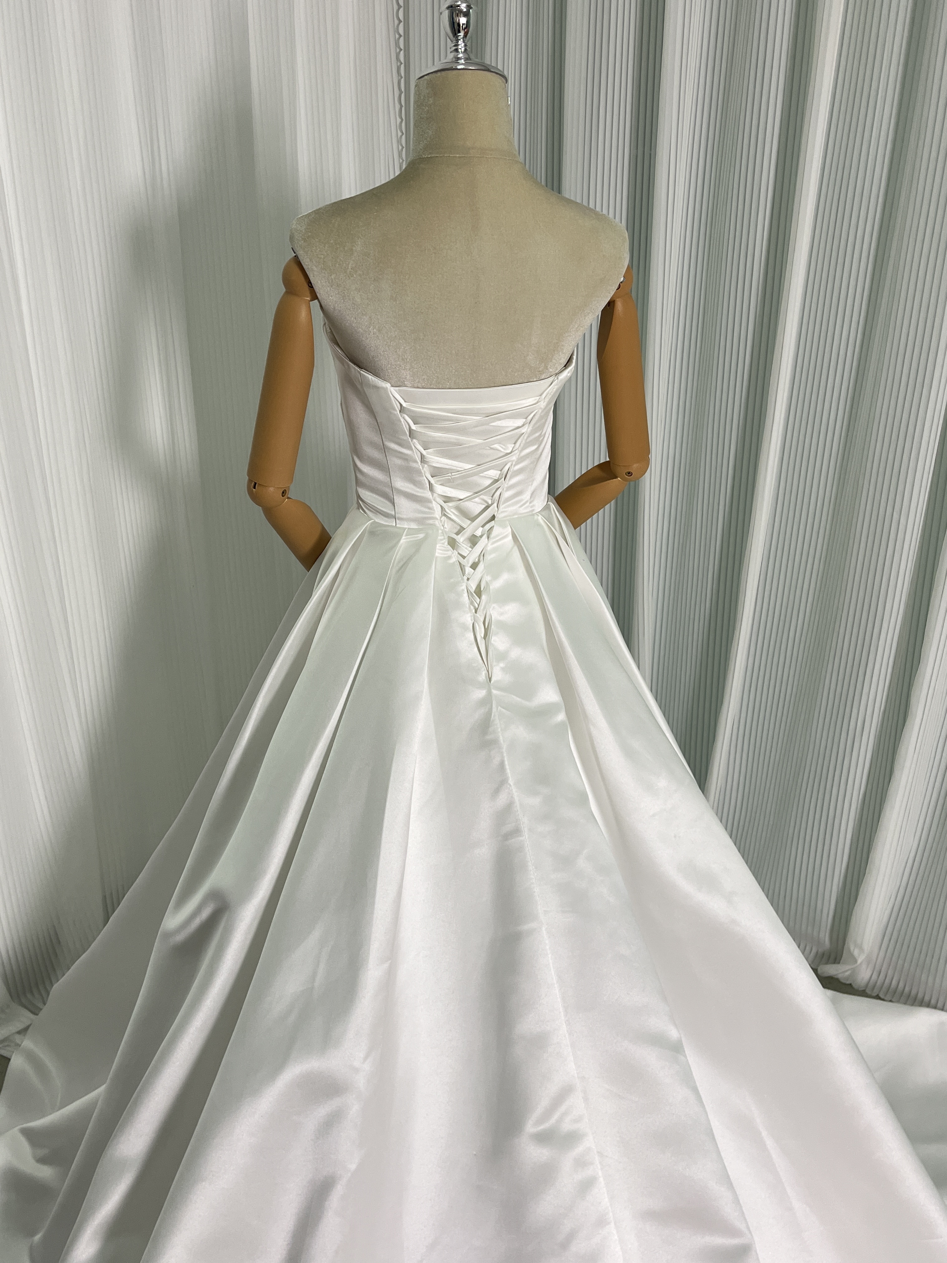 ウエディングドレス ベアトップ 光沢サテン スレンダーライン 編み上げ 前撮り ウエディングドレス ベアトップ 光沢サテン スレンダーライン 編み上げ 前撮り