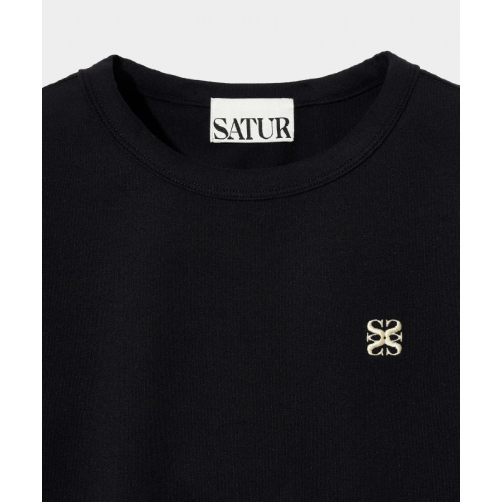 SATUR (W) エッセンシャルベーシックロゴショートスリーブ T